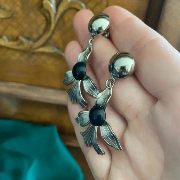 Fleur de Lis 1950s Tin Floral Design Pierced Earrings with Navy Cabachon - Picture 3 of 6